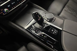 valkoinen BMW 545 2022 kuva 27.