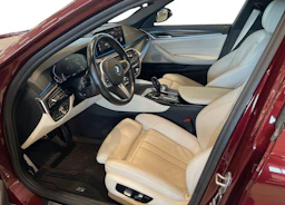 punainen BMW 545 2022 kuva 6.