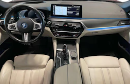 punainen BMW 545 2022 kuva 7.