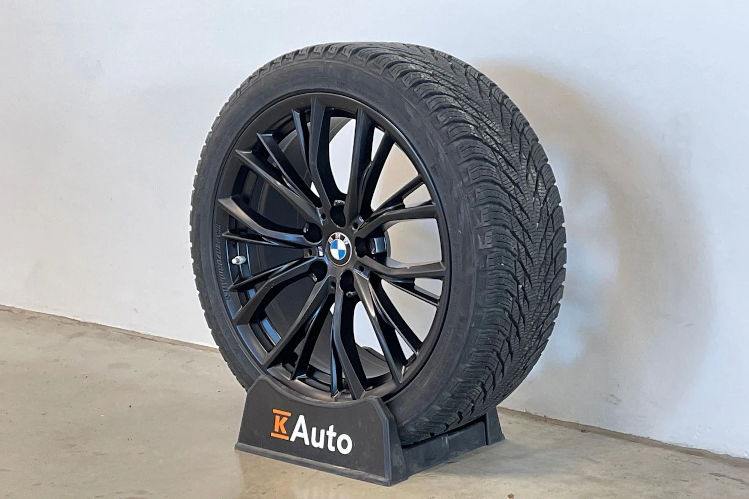 punainen BMW 545 2022 kuva 10.