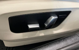 punainen BMW 545 2022 kuva 12.
