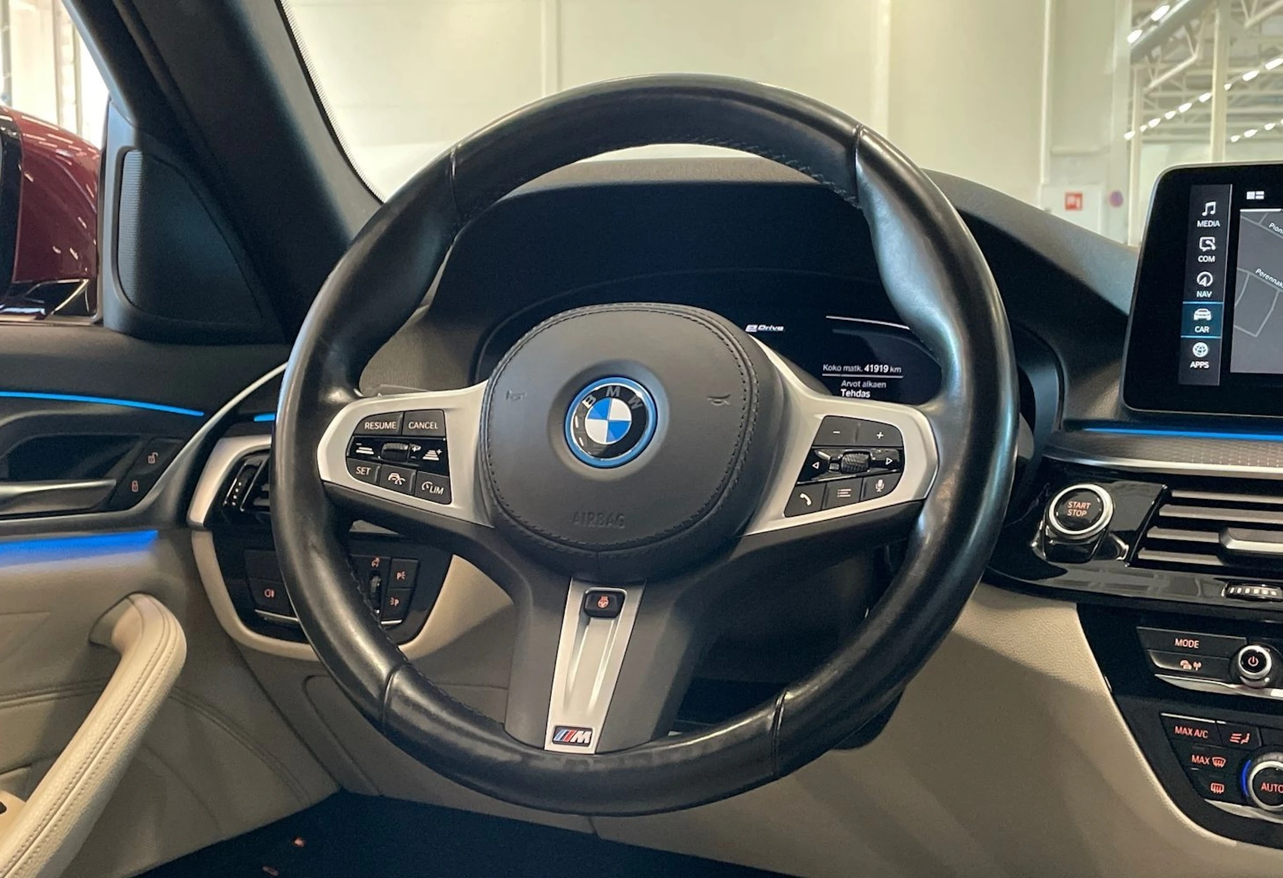 punainen BMW 545 2022 kuva 13.