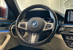punainen BMW 545 2022 kuva 13.