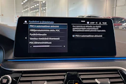 punainen BMW 545 2022 kuva 27.