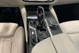 punainen BMW 545 2022 kuva 33.