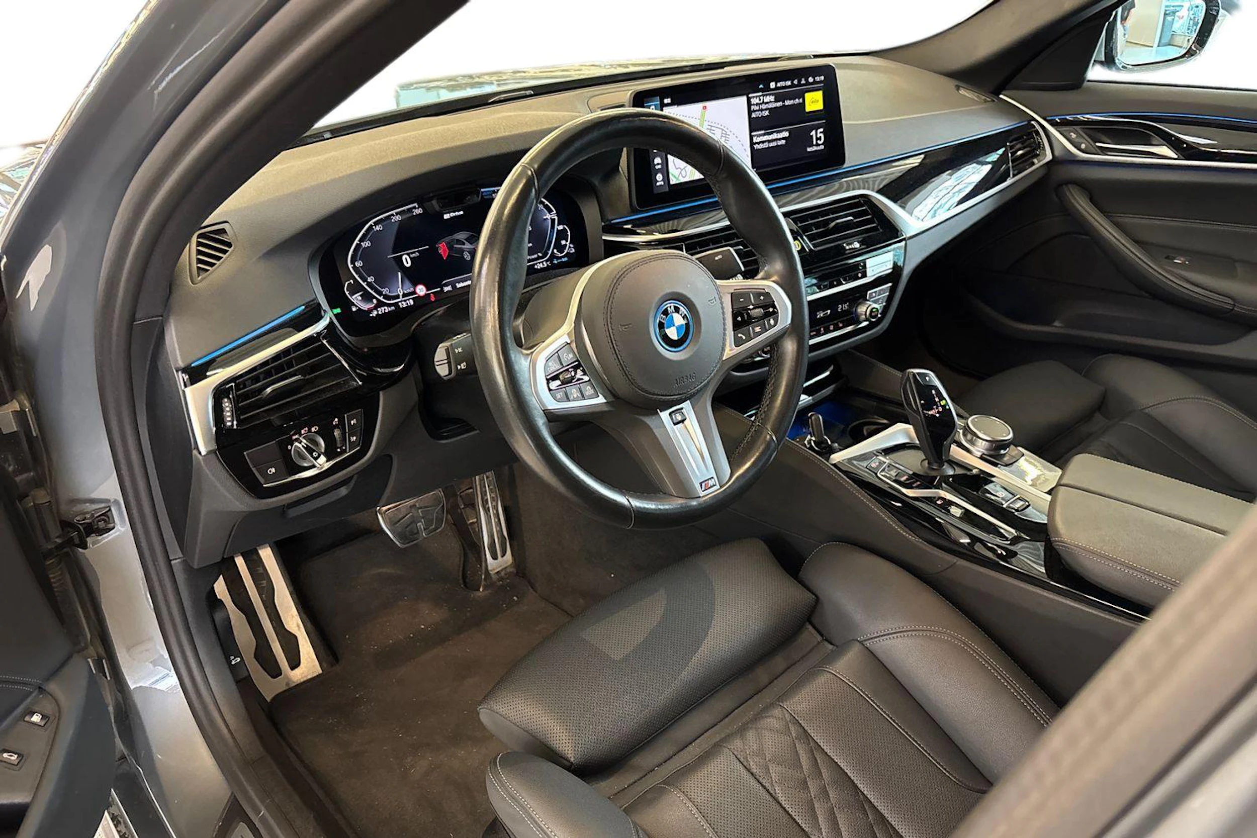 harmaa BMW 545 2024 kuva 3.