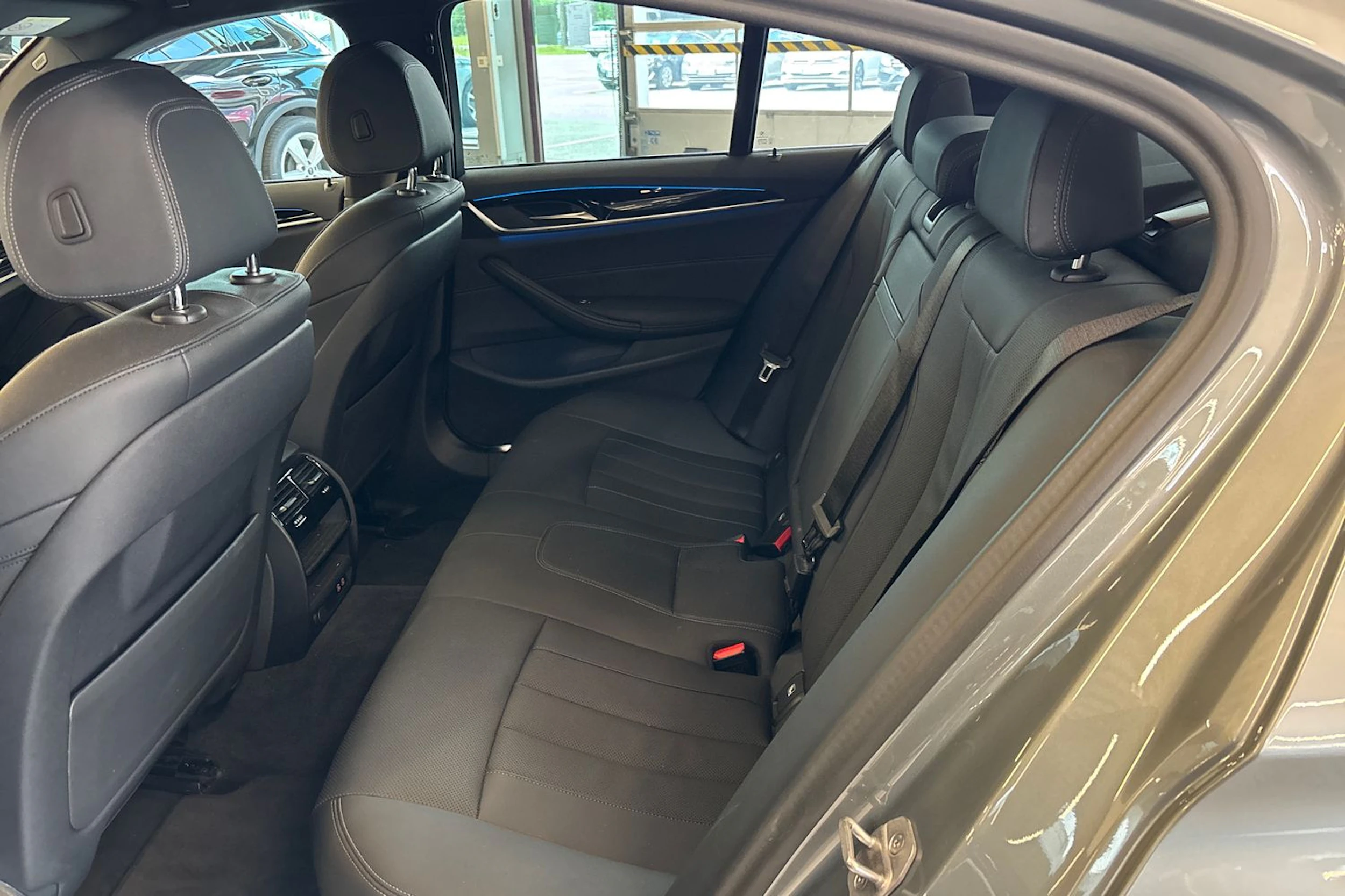 harmaa BMW 545 2024 kuva 4.