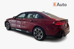 punainen BMW 550 2024 kuva 2.