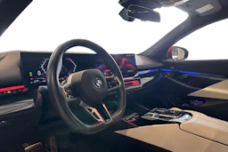 punainen BMW 550 2024 kuva 3.