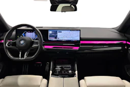 punainen BMW 550 2024 kuva 7.