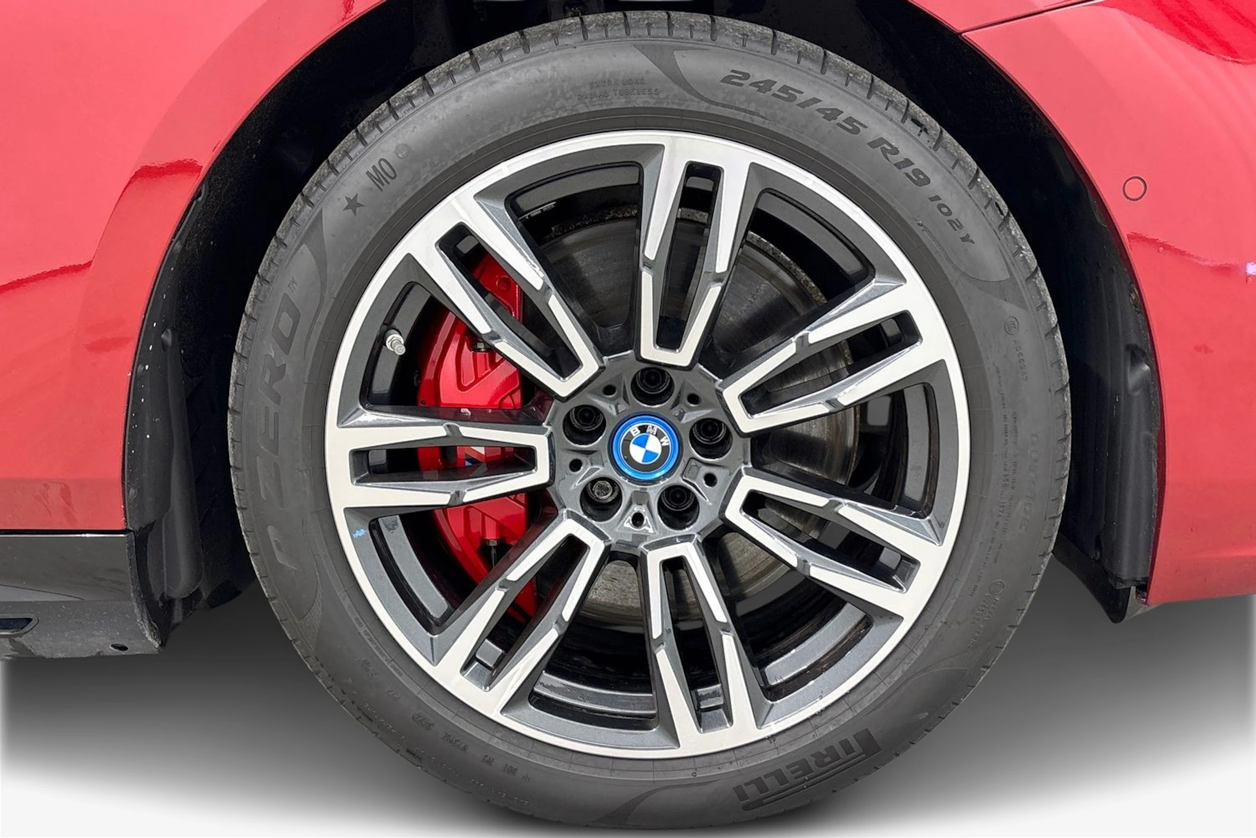 punainen BMW 550 2024 kuva 9.