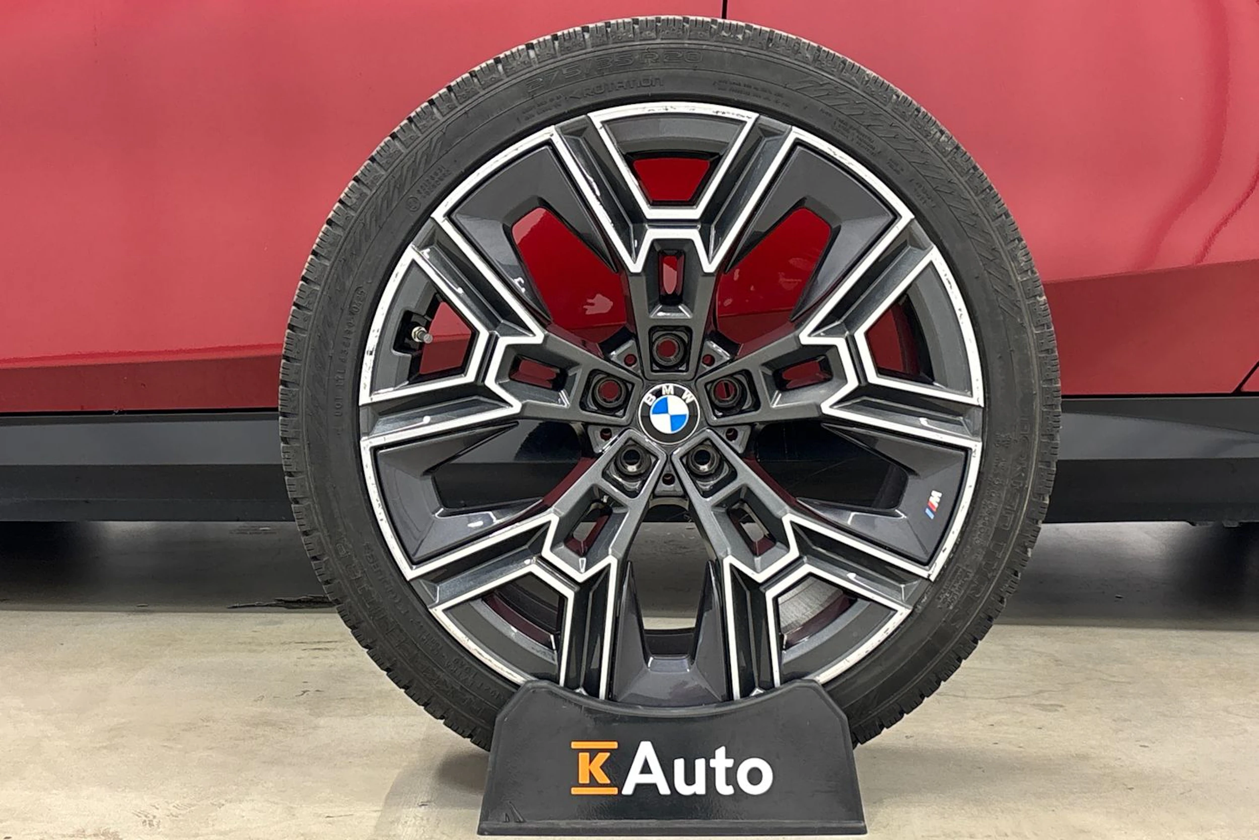 punainen BMW 550 2024 kuva 10.