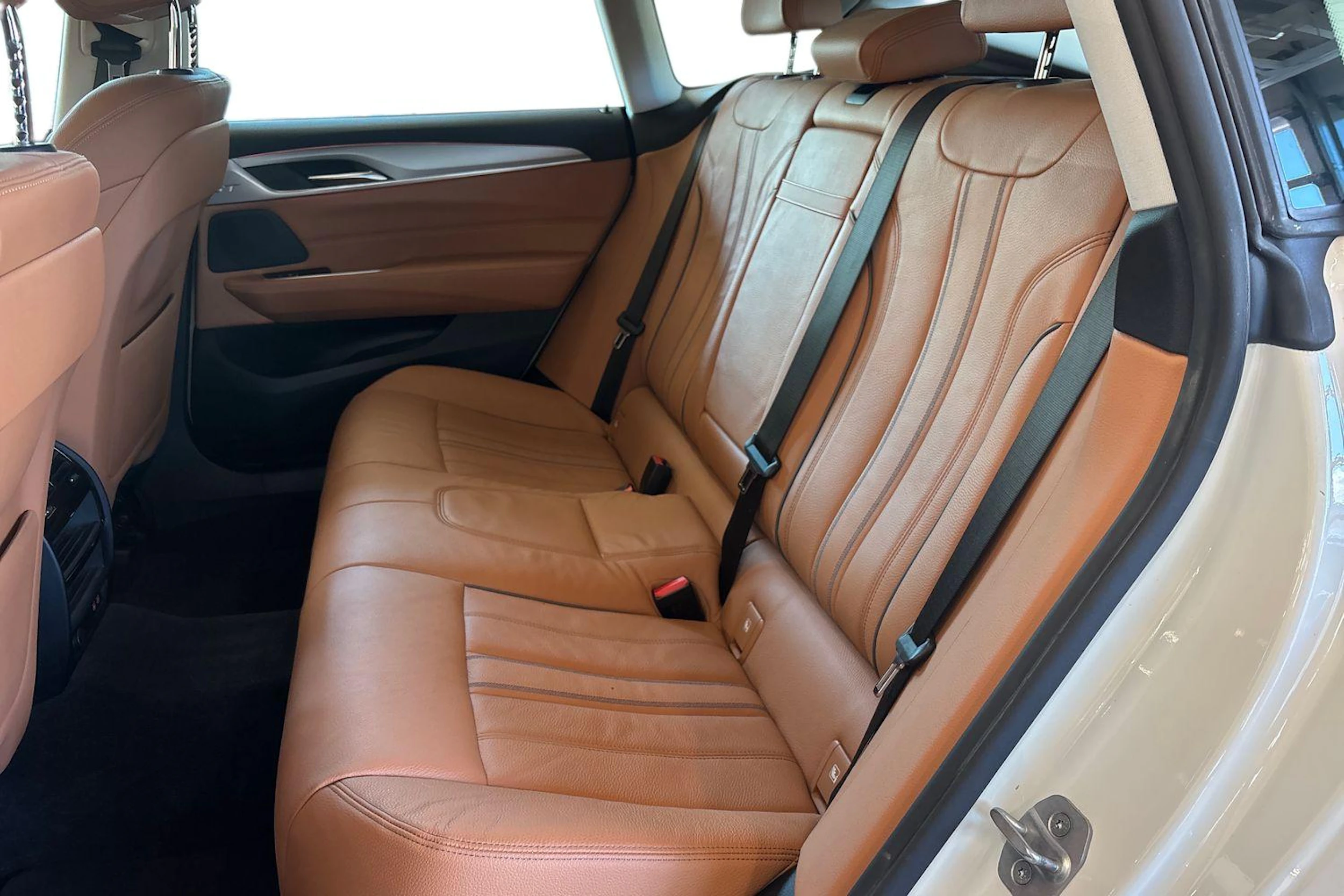 Valkoinen BMW 620 Gran Turismo 2021 kuva 8.
