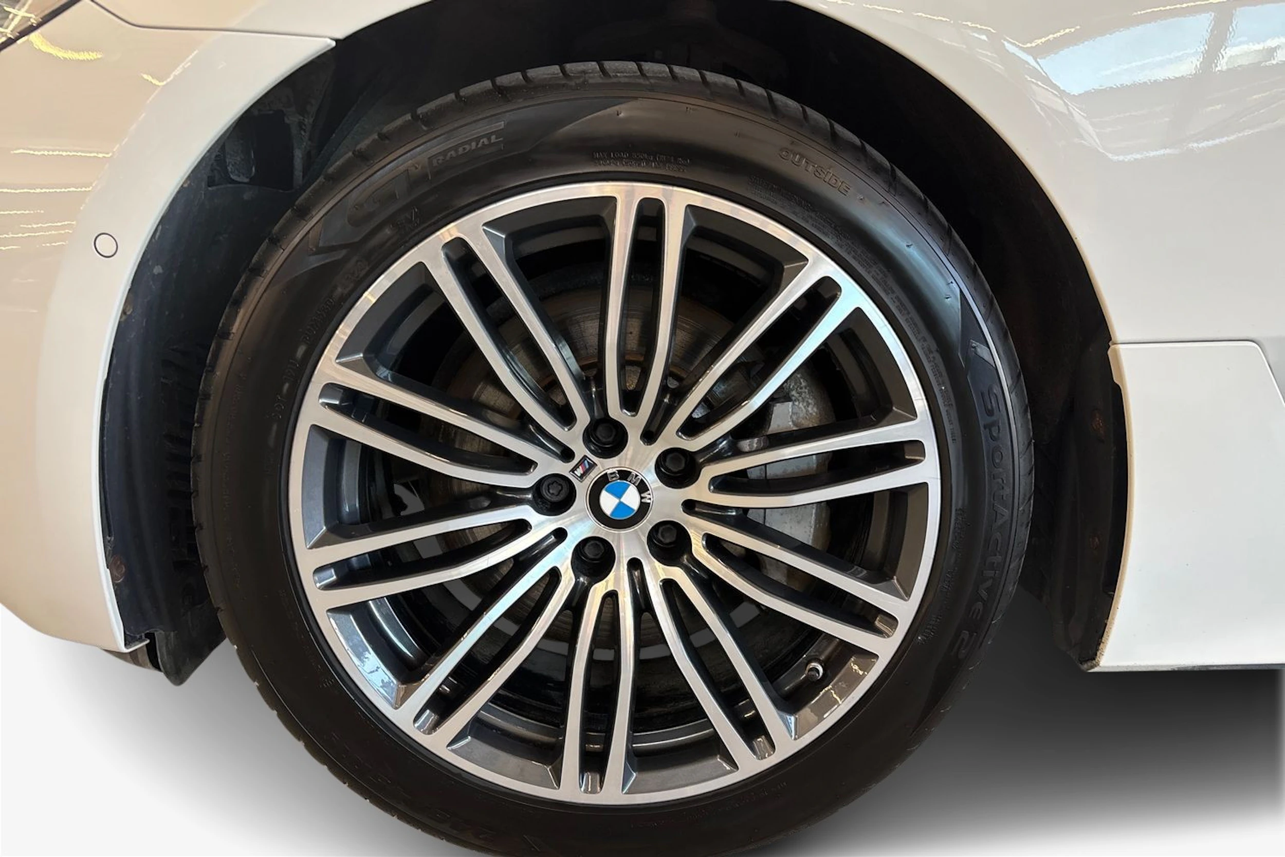 Valkoinen BMW 620 Gran Turismo 2021 kuva 9.