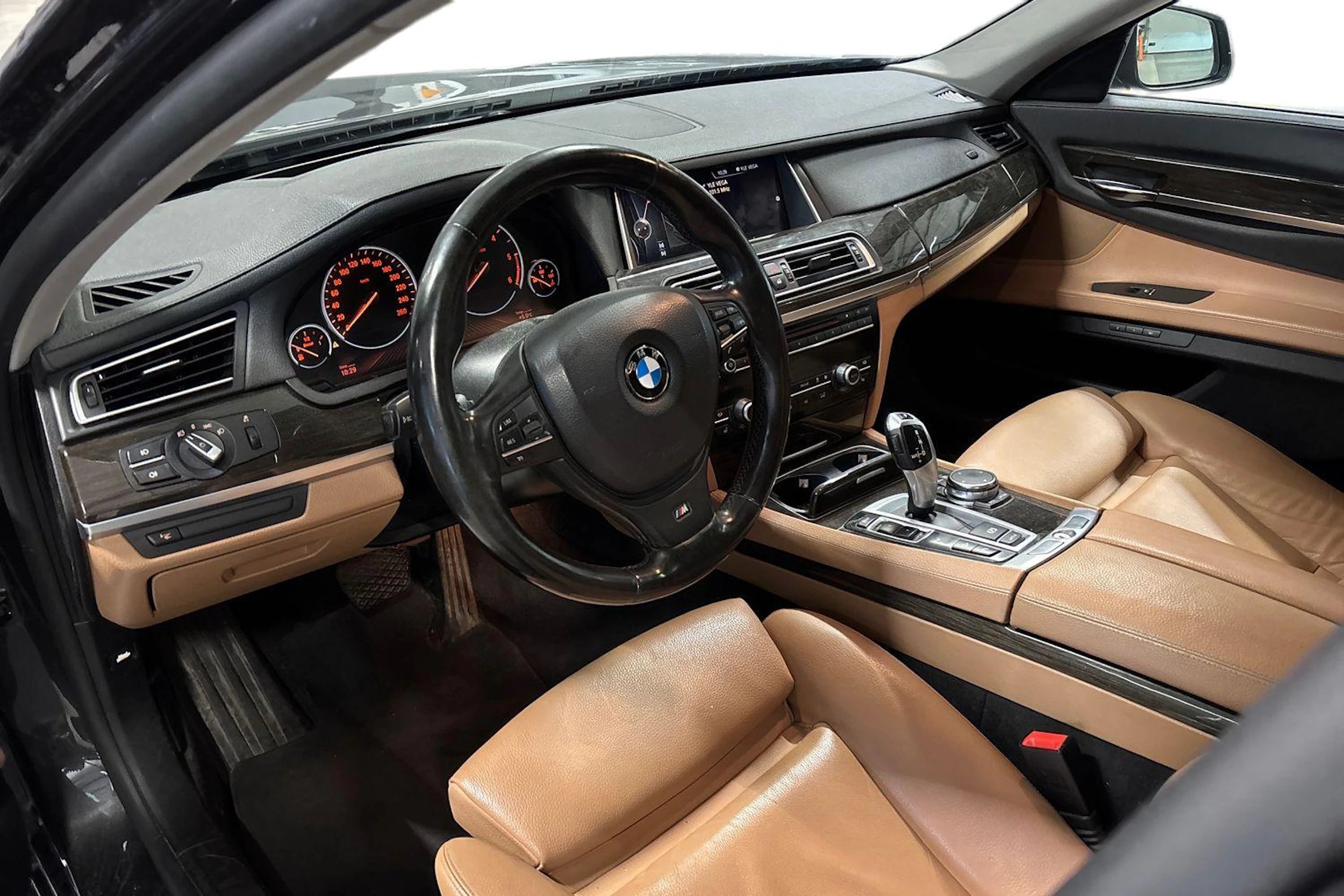 harmaa BMW 730 2014 kuva 3.