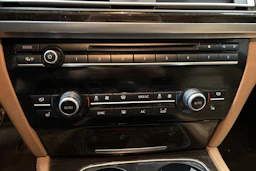 harmaa BMW 730 2014 kuva 5.