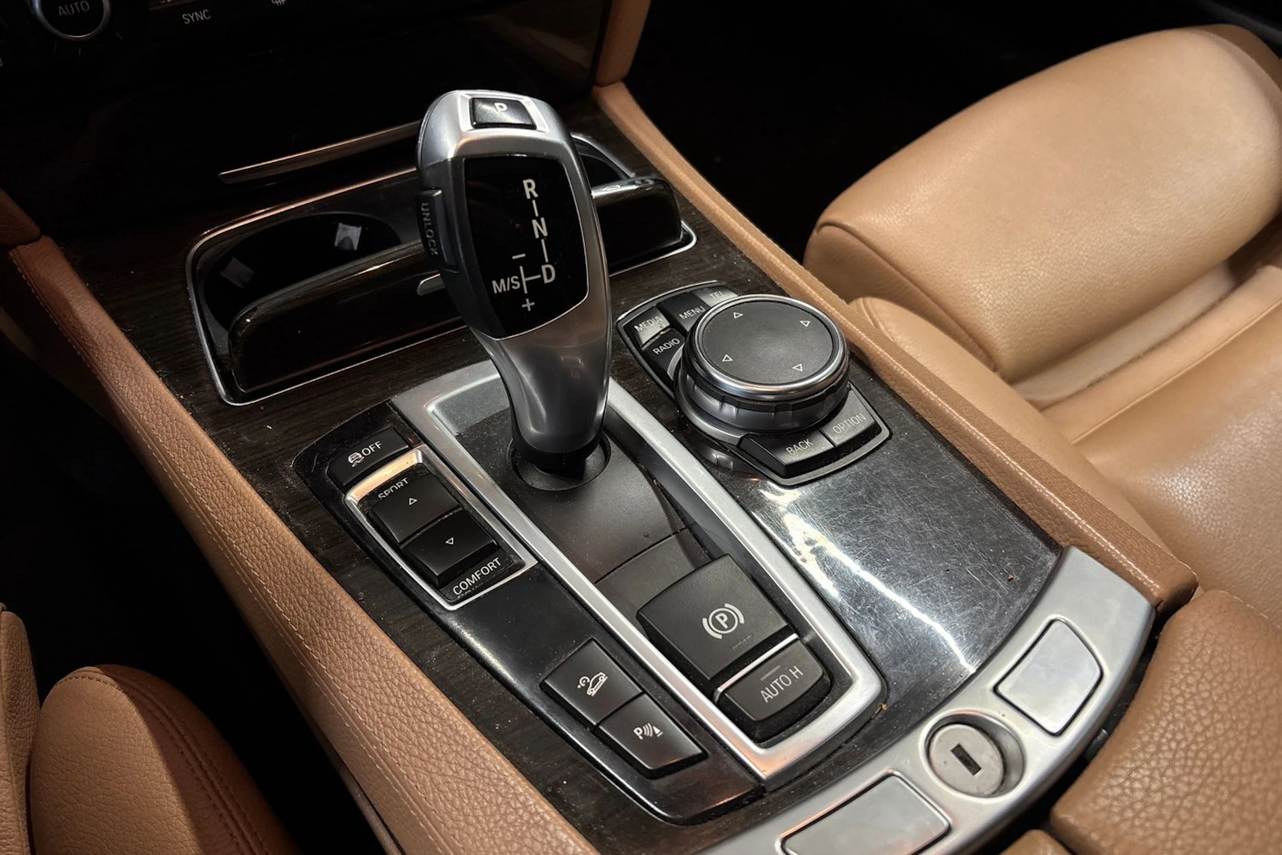 harmaa BMW 730 2014 kuva 8.