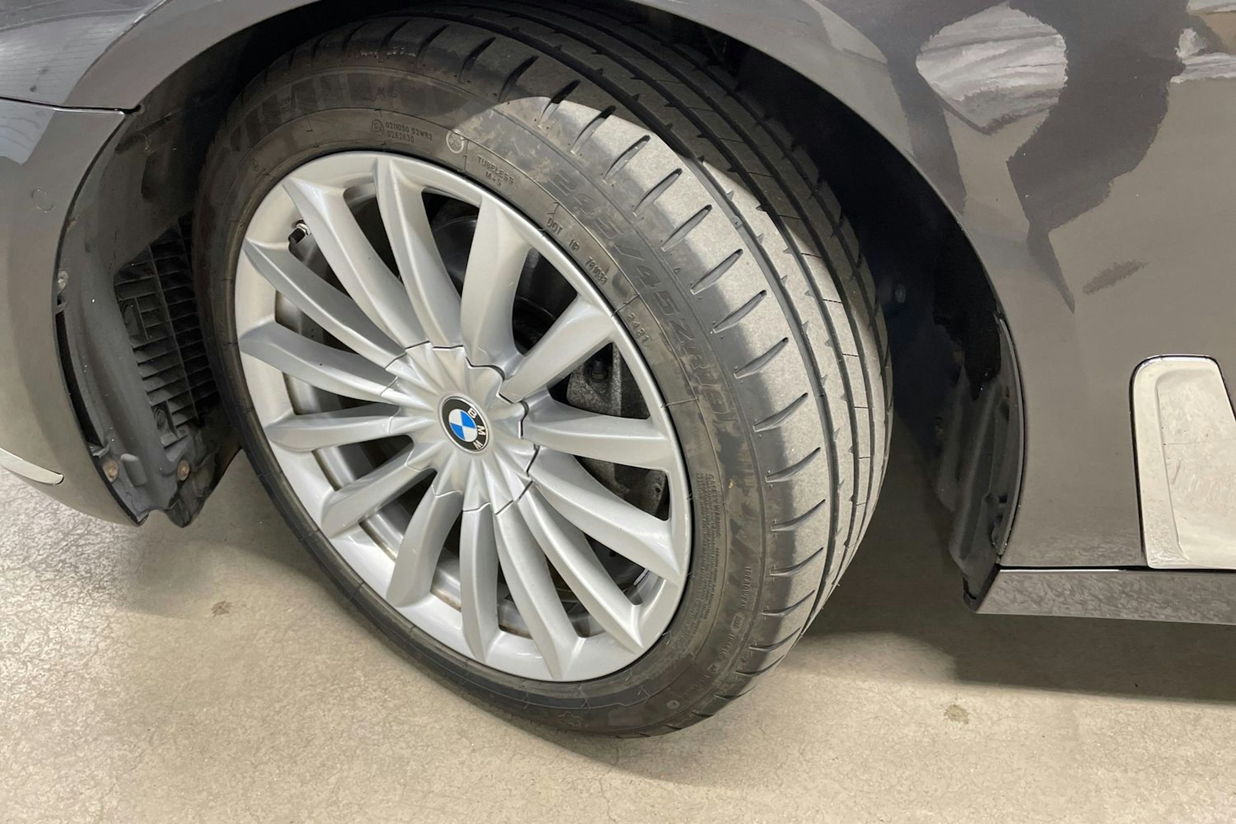 harmaa BMW 730 2016 kuva 13.