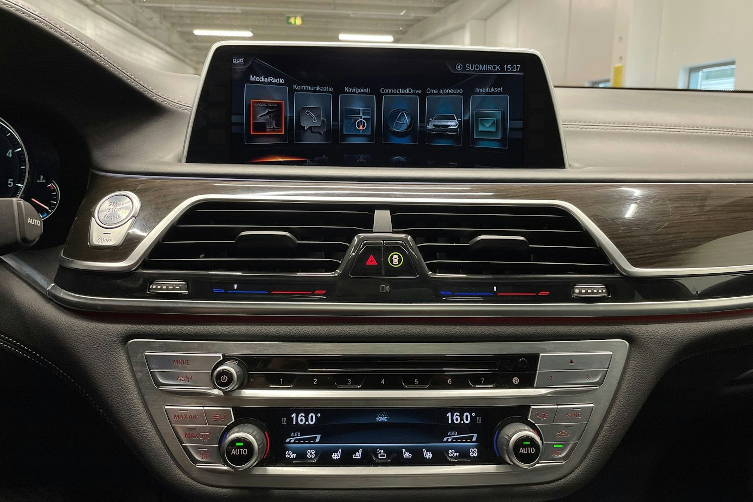 harmaa BMW 730 2016 kuva 17.