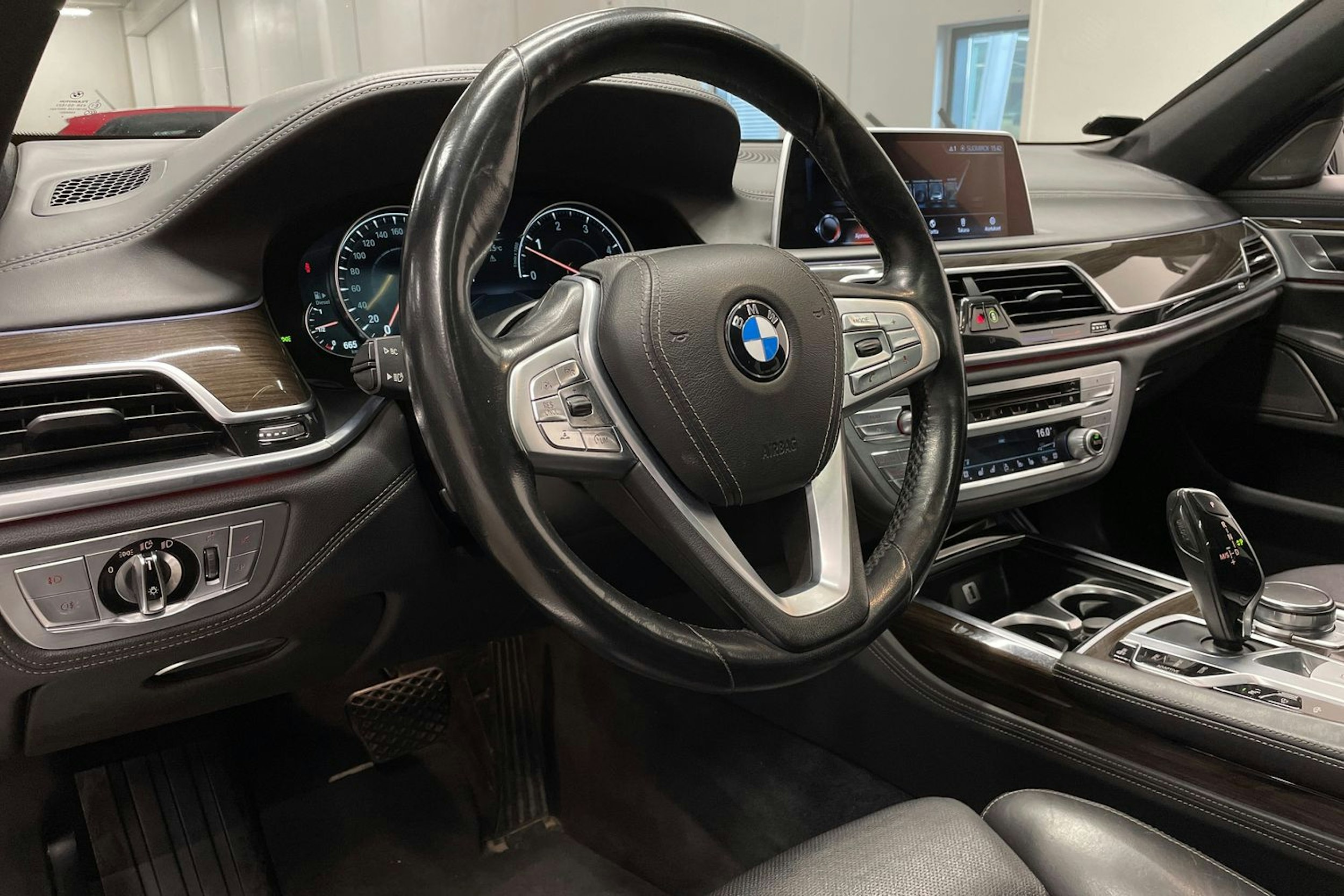 harmaa BMW 730 2016 kuva 29.