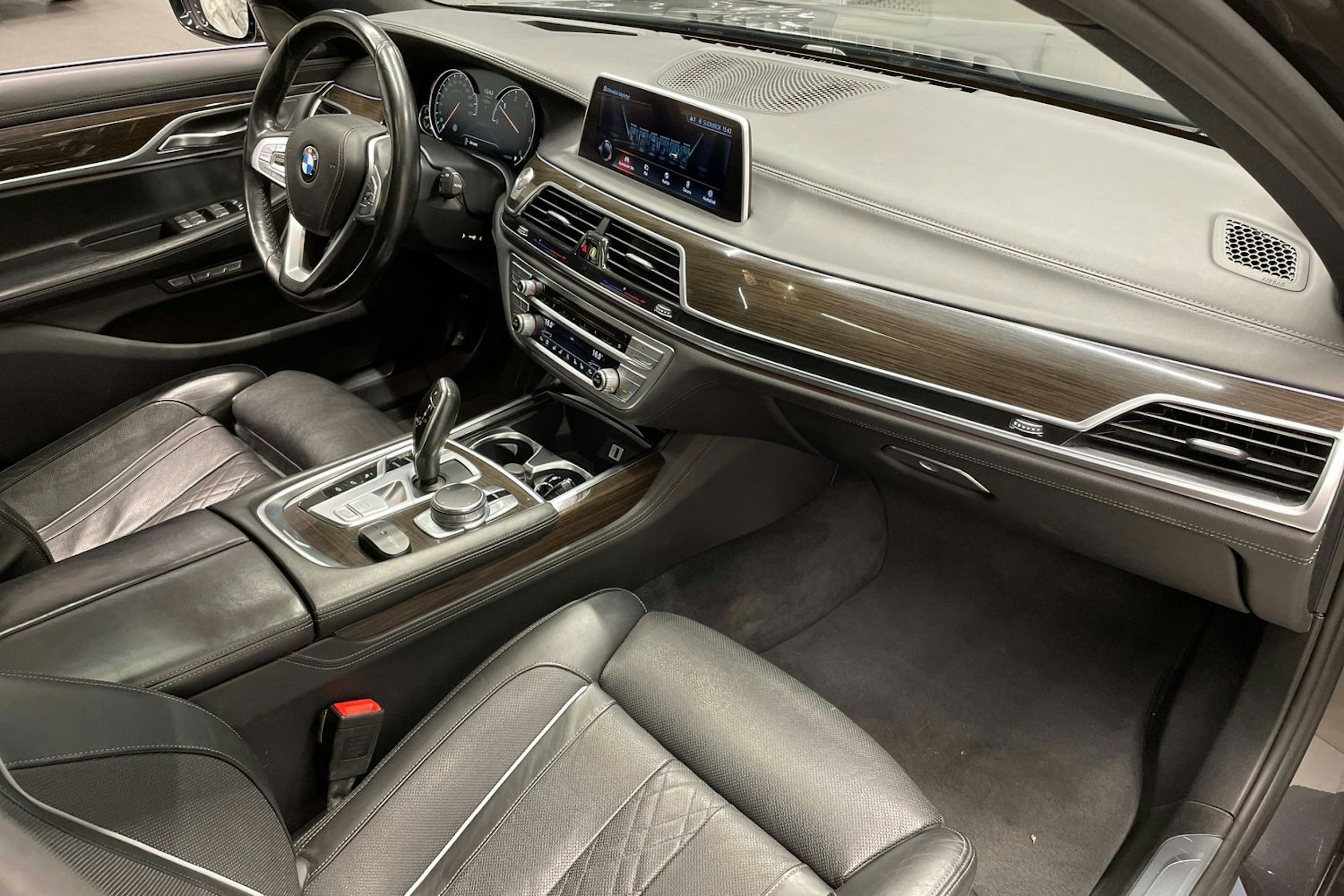 harmaa BMW 730 2016 kuva 32.