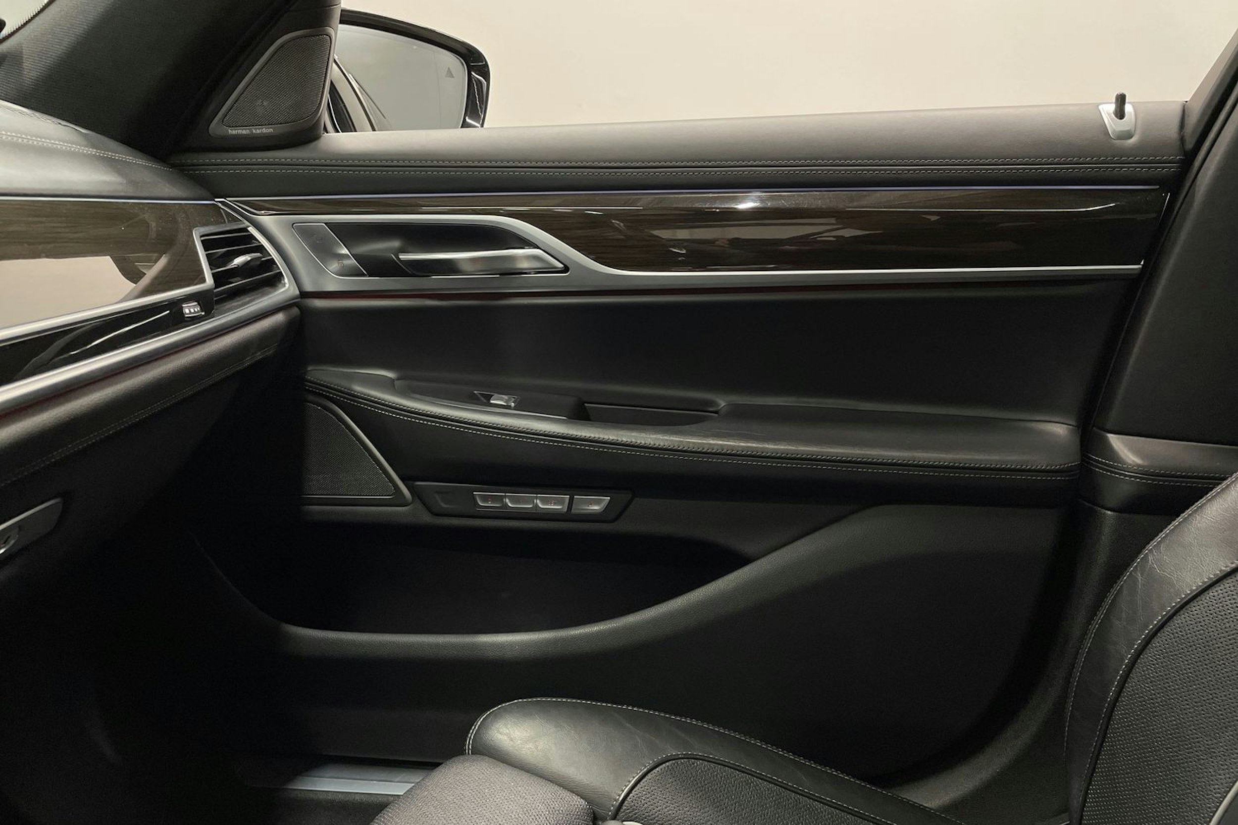 harmaa BMW 730 2016 kuva 43.