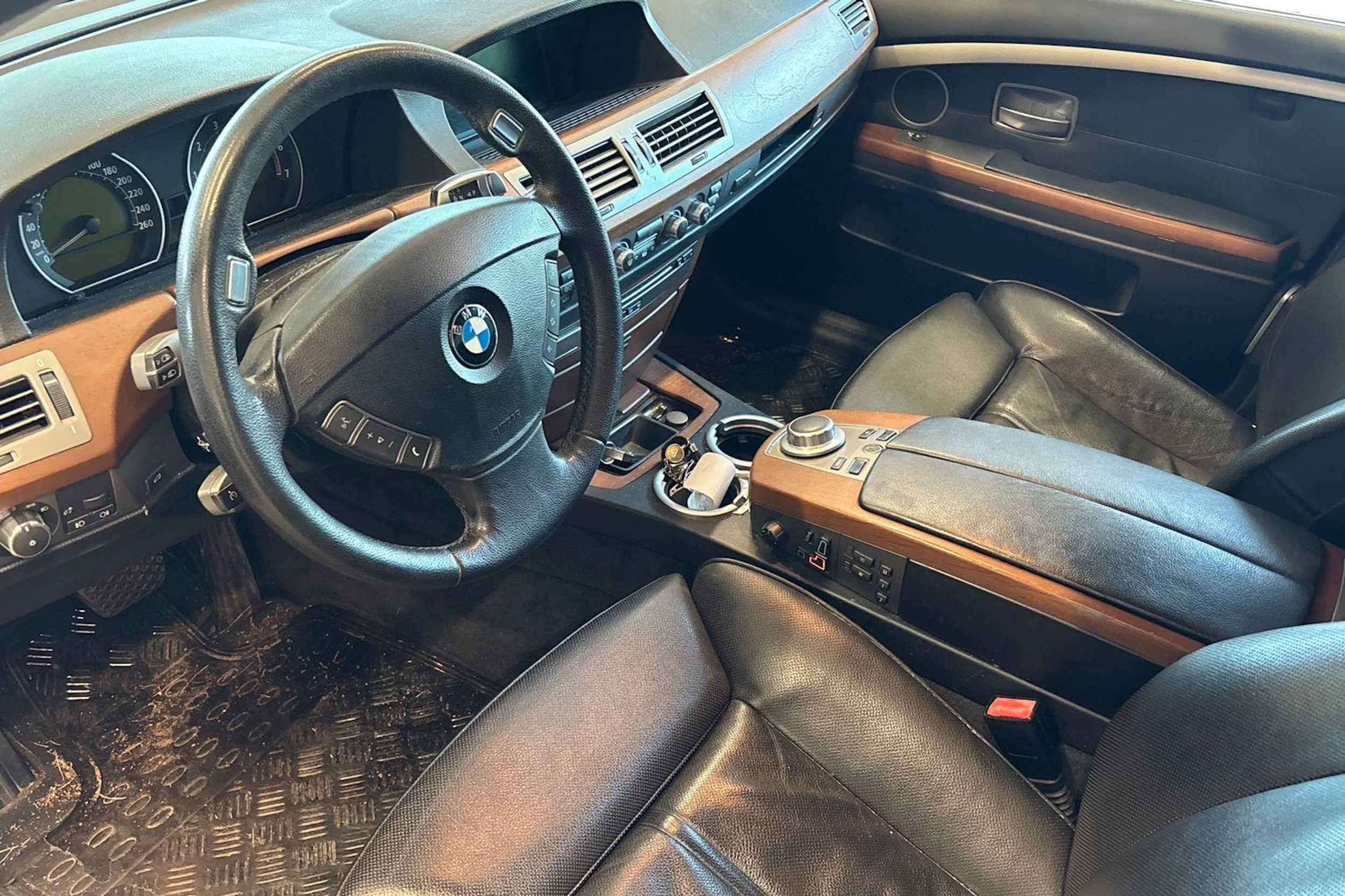 punainen BMW 740 2008 kuva 6.