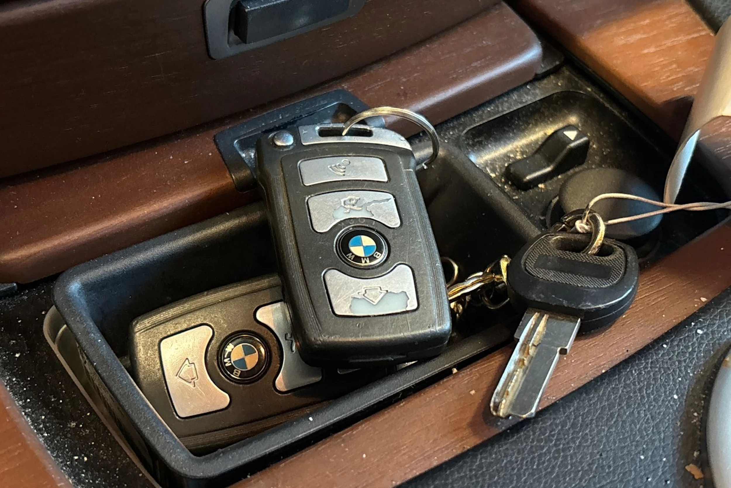 punainen BMW 740 2008 kuva 29.
