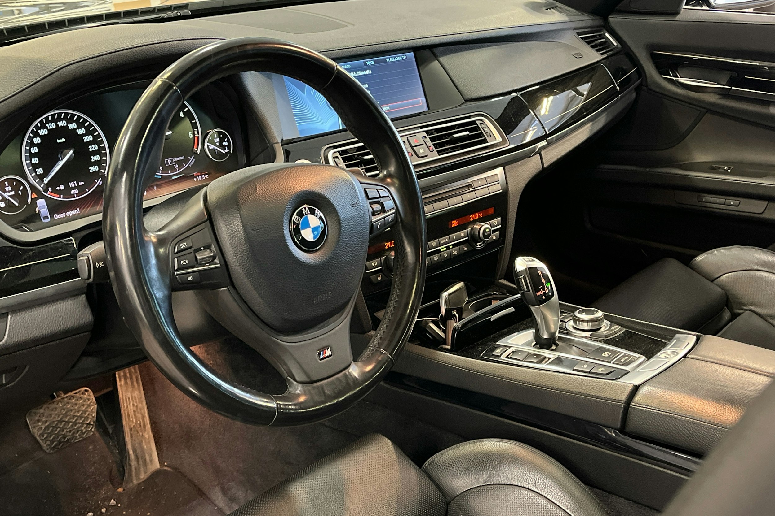 musta BMW 740 2010 kuva 3.