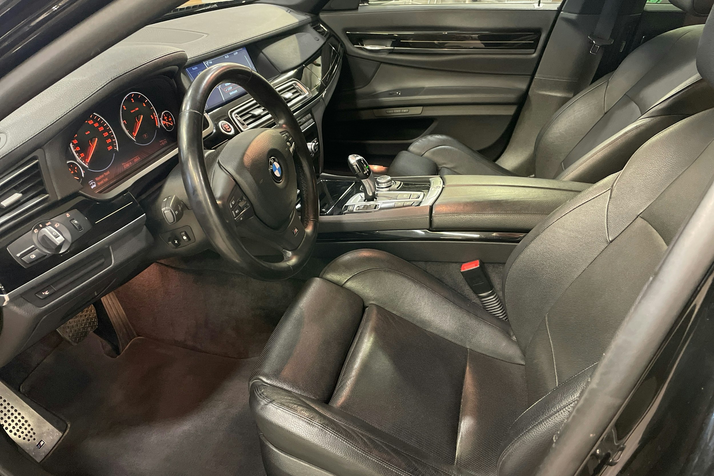 musta BMW 740 2010 kuva 6.