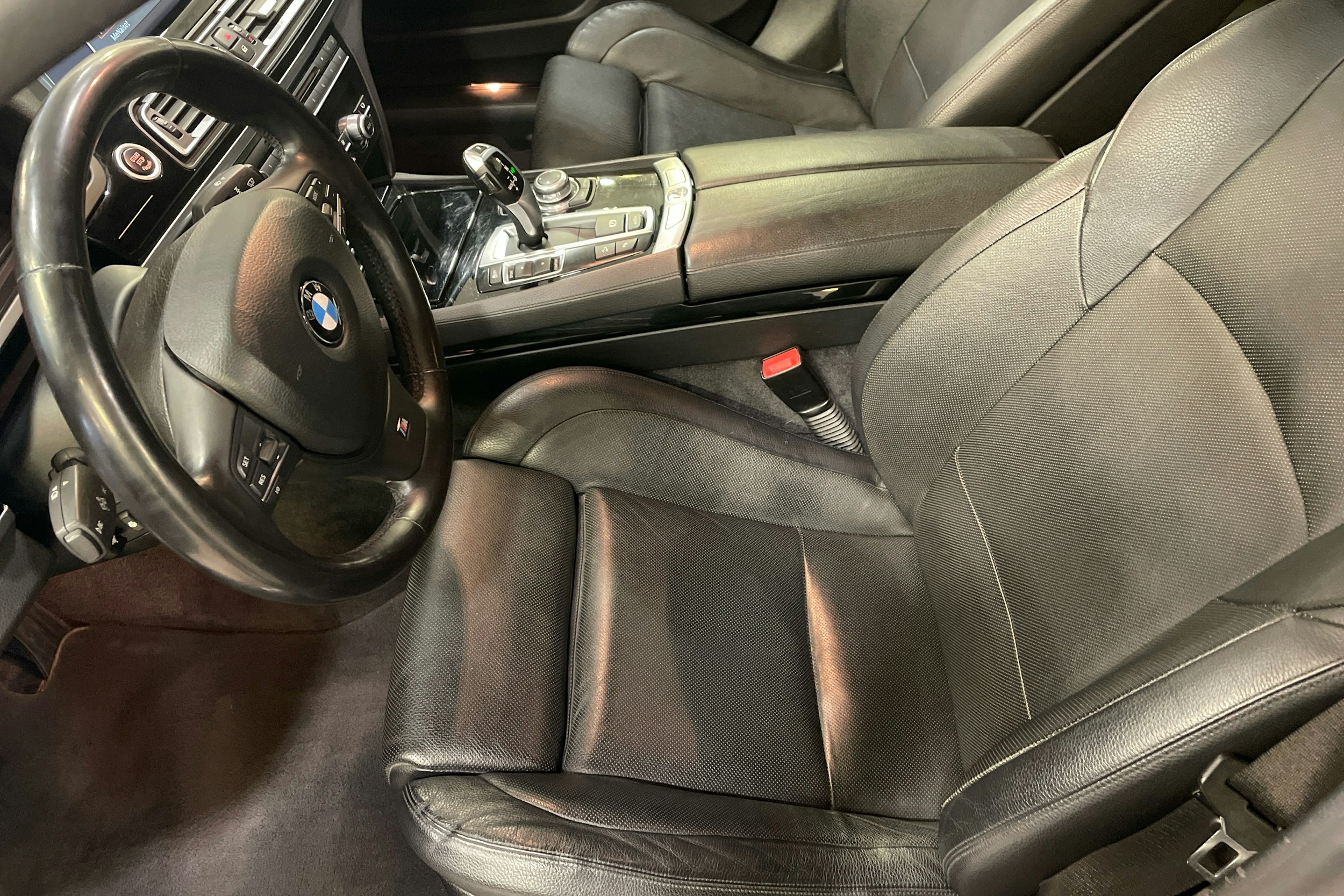 musta BMW 740 2010 kuva 7.
