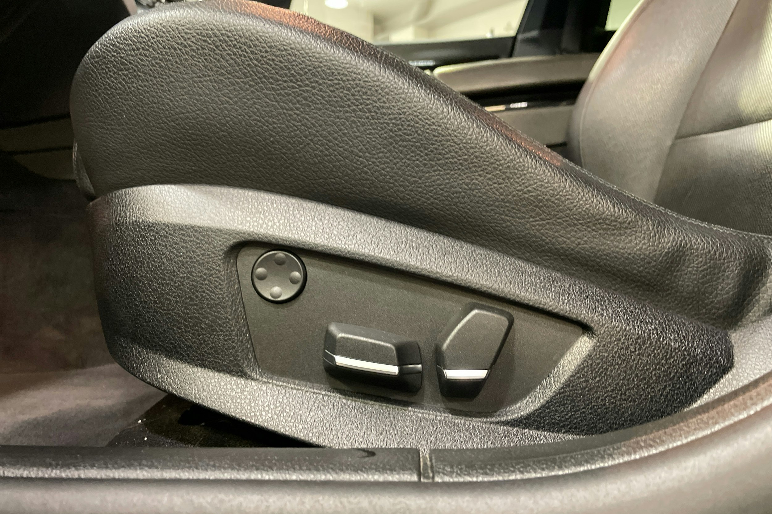 musta BMW 740 2010 kuva 11.
