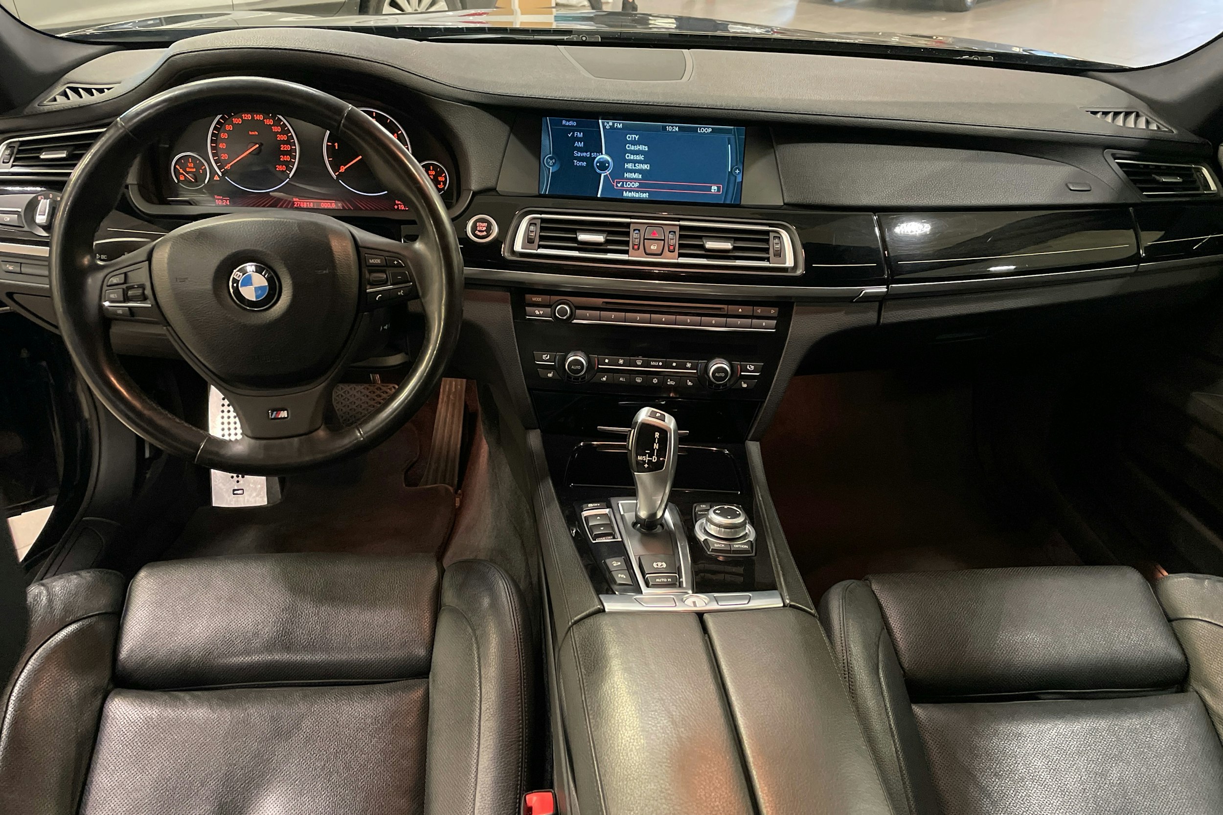 musta BMW 740 2010 kuva 12.