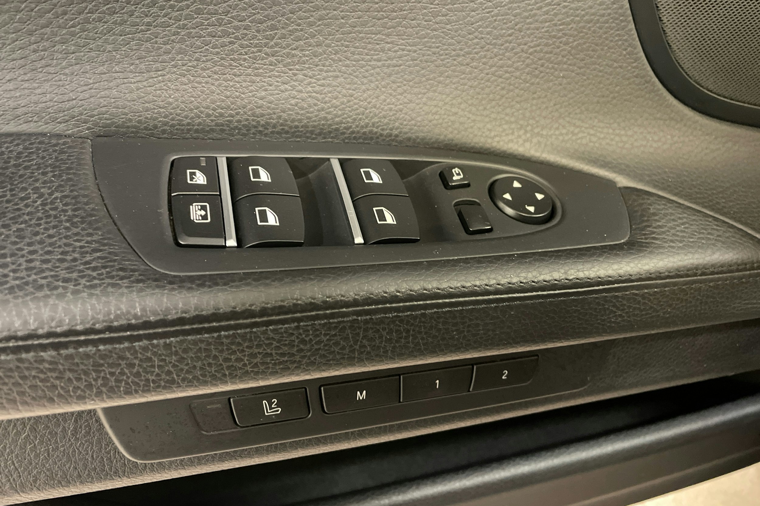 musta BMW 740 2010 kuva 13.