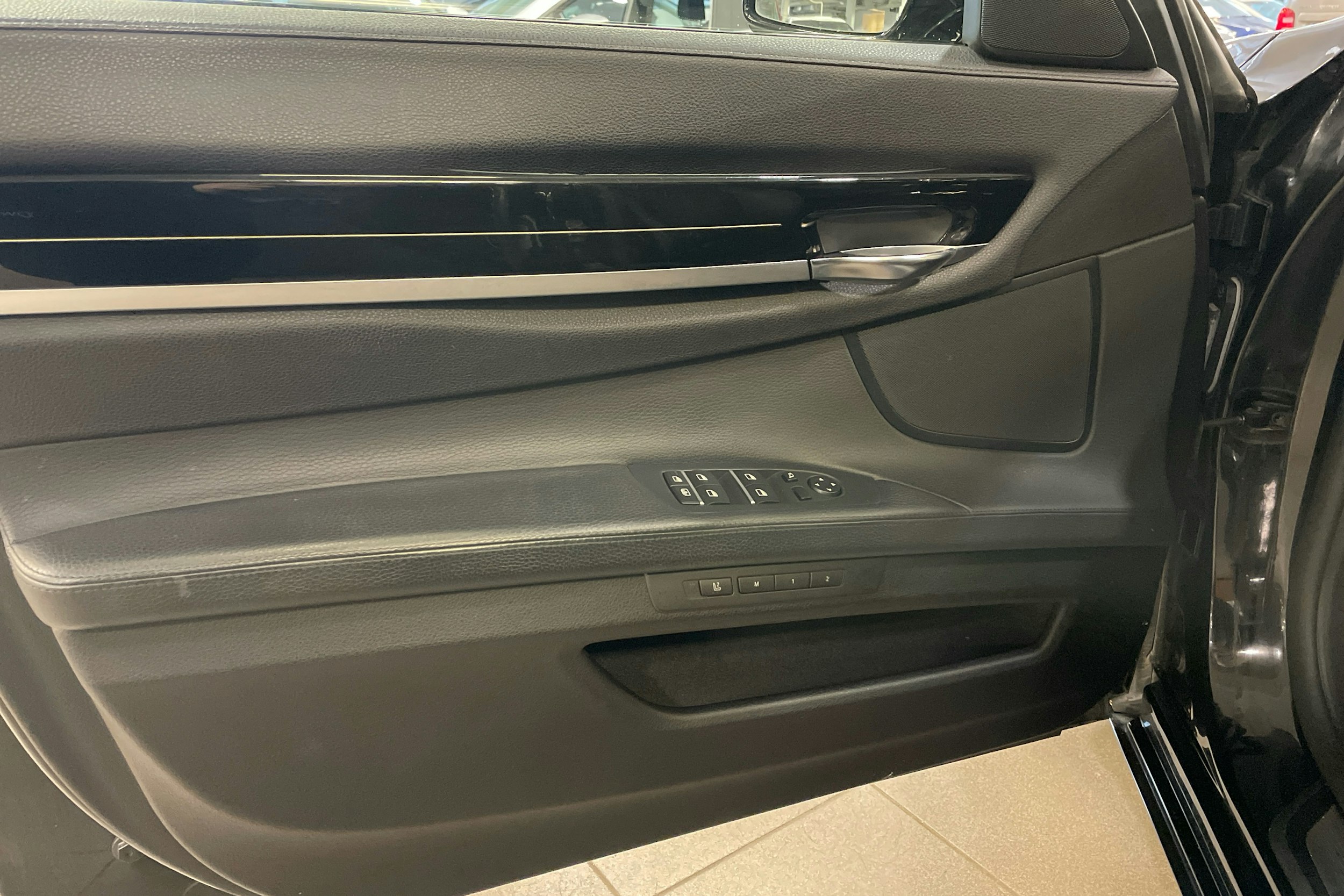 musta BMW 740 2010 kuva 14.