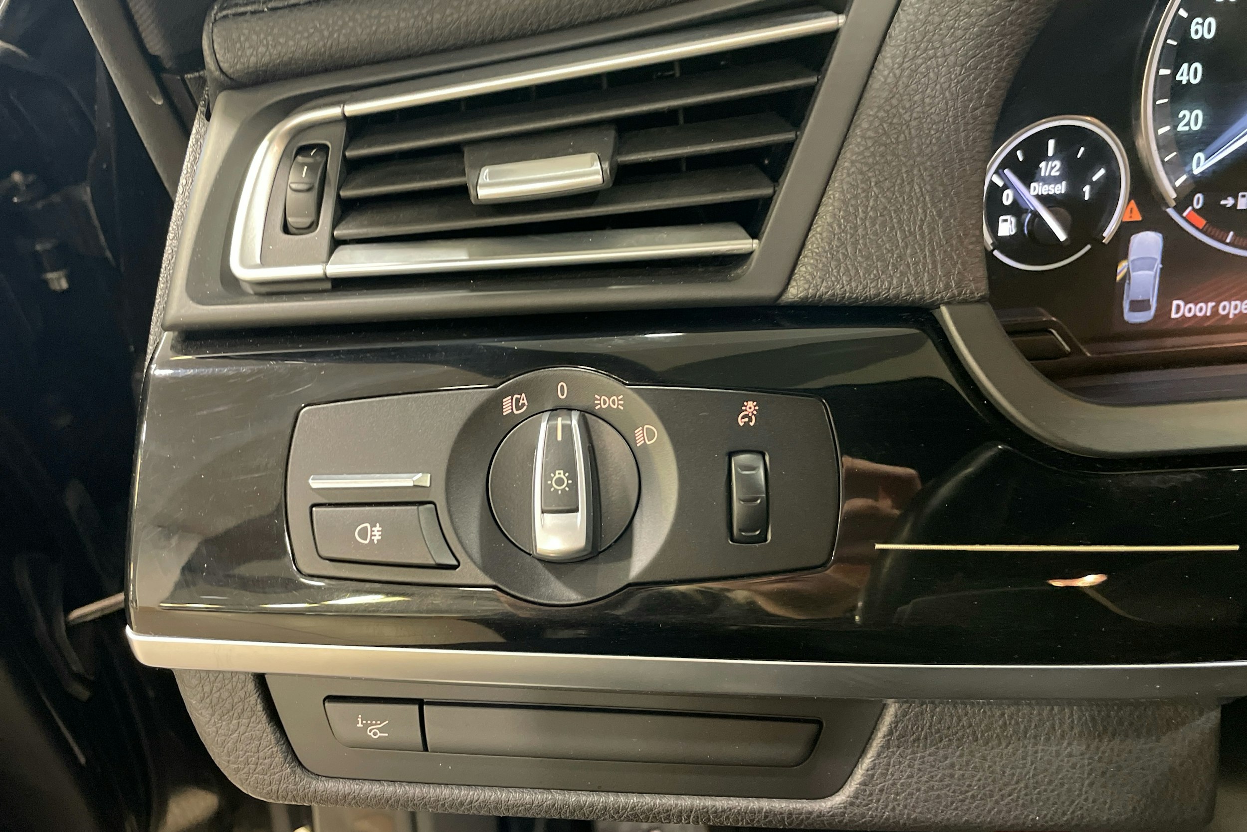 musta BMW 740 2010 kuva 17.