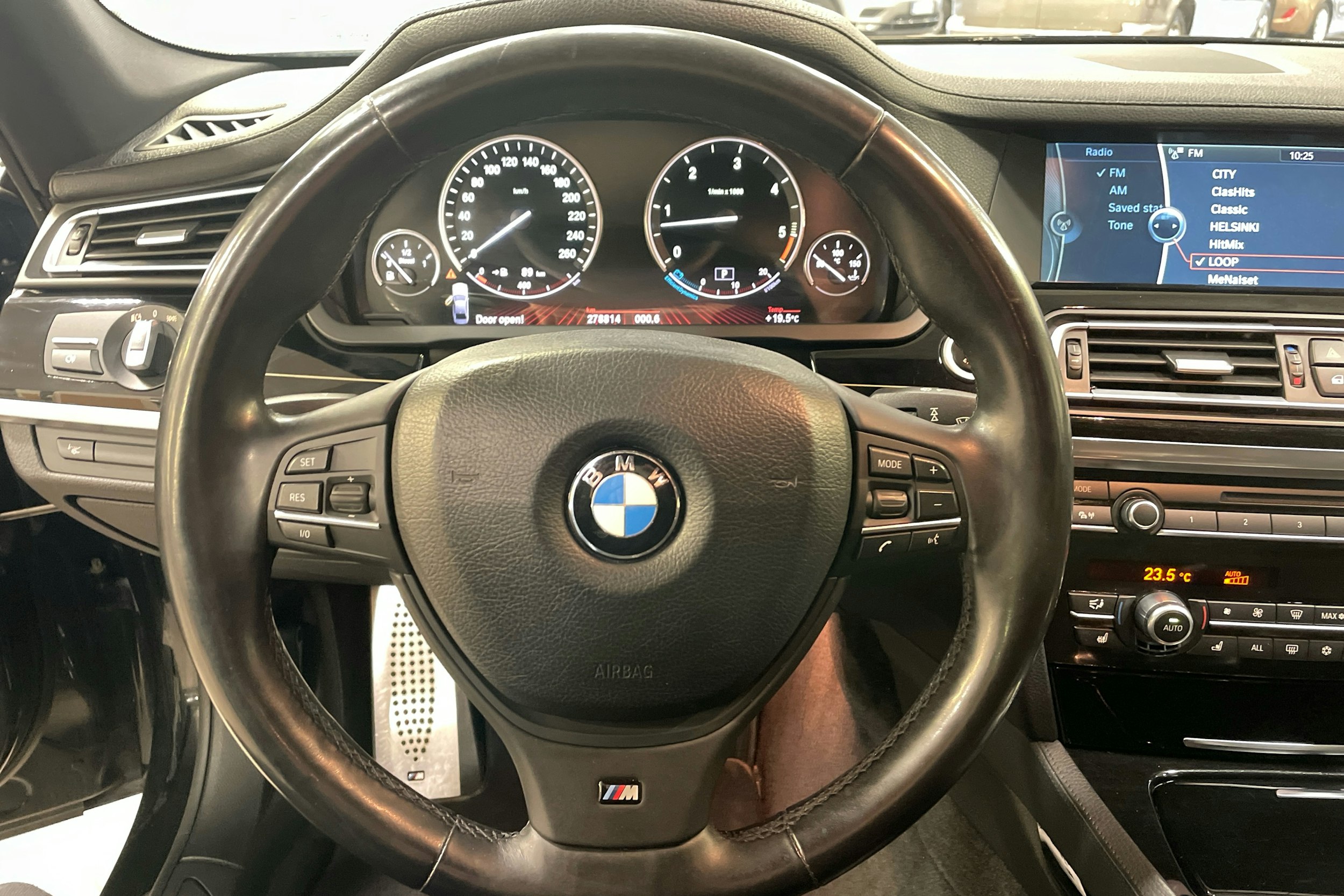 musta BMW 740 2010 kuva 19.
