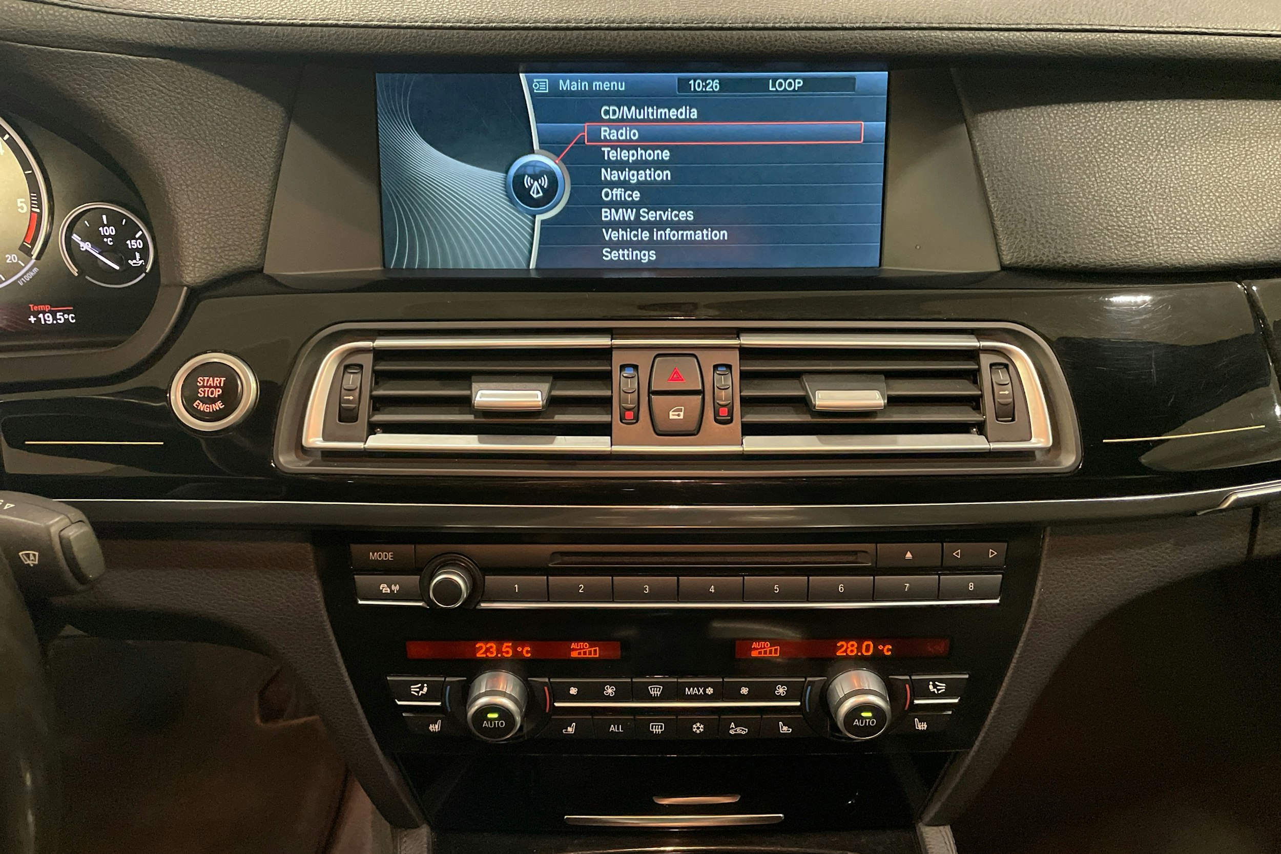 musta BMW 740 2010 kuva 24.