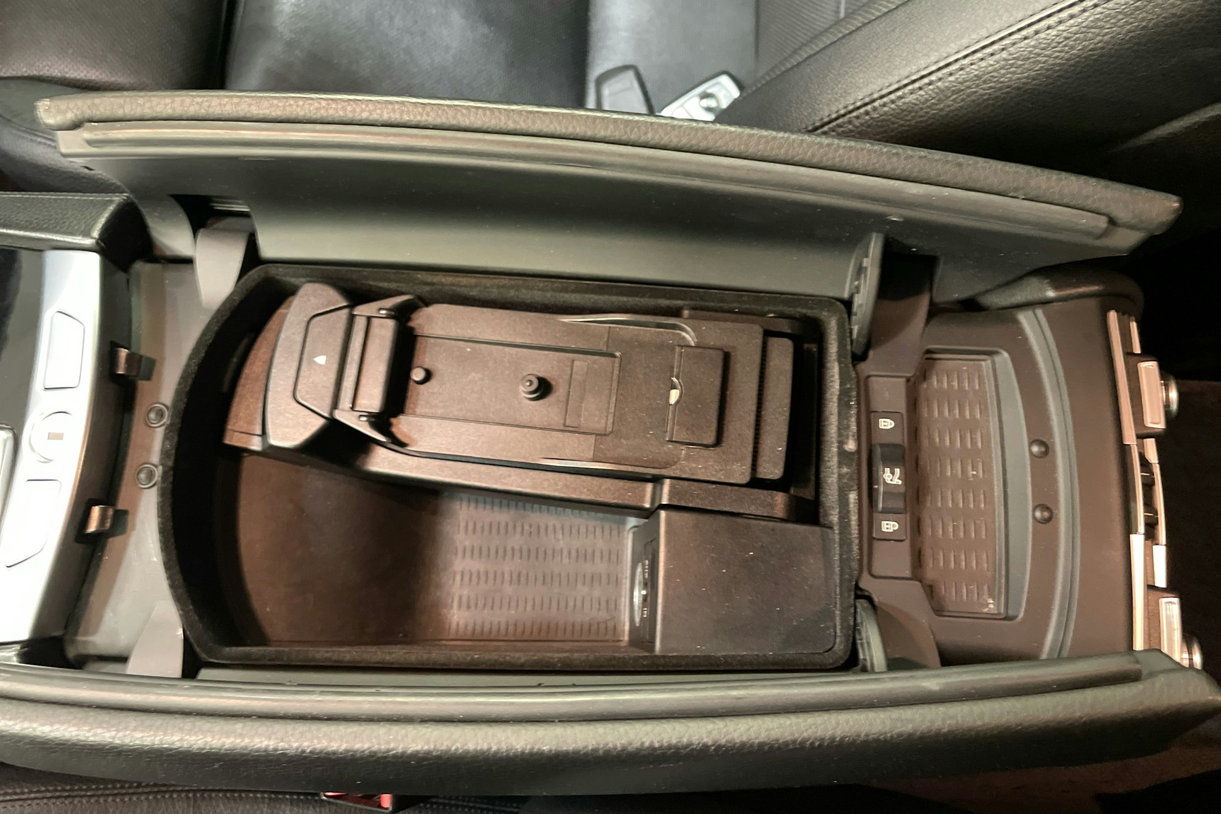 musta BMW 740 2010 kuva 27.