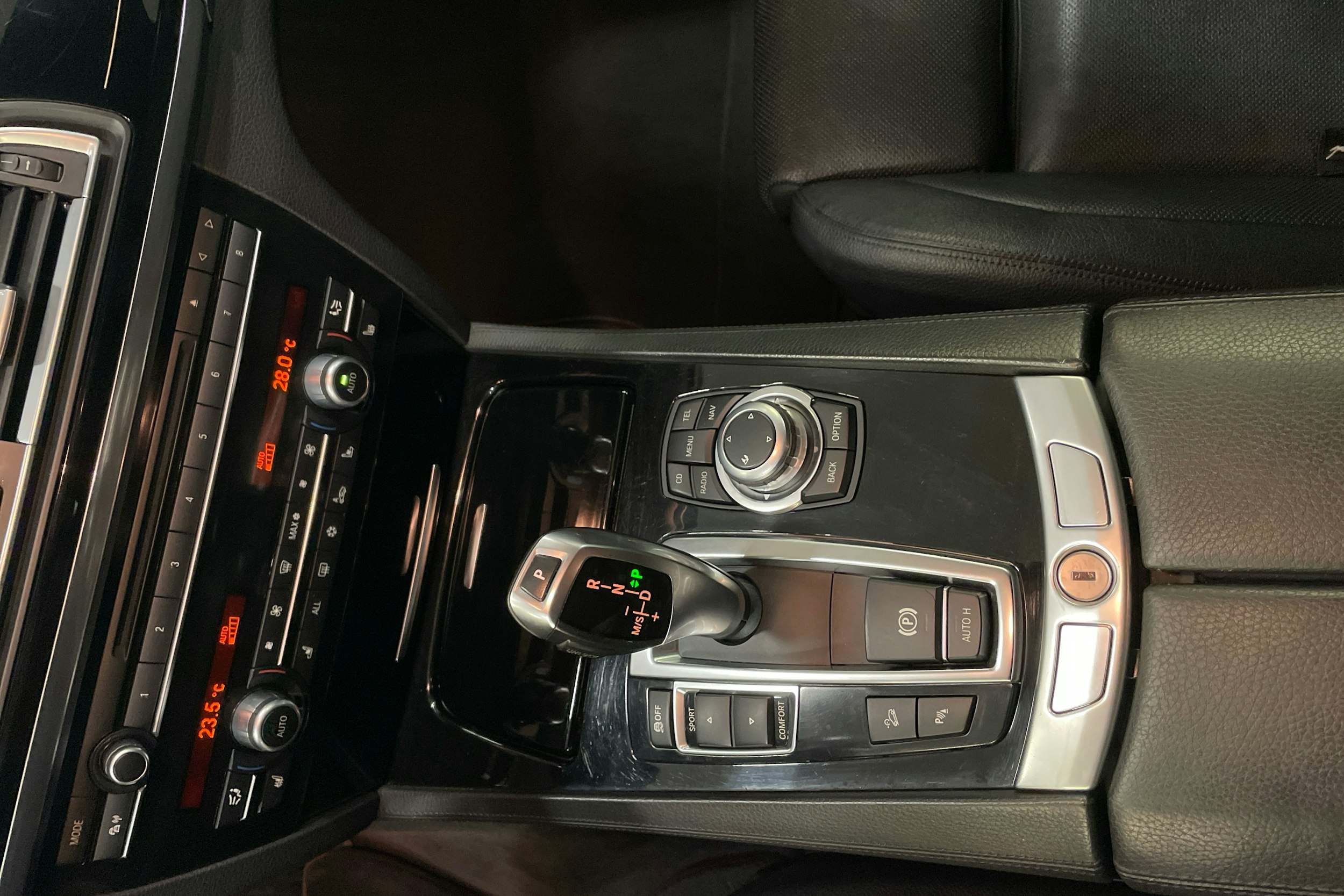 musta BMW 740 2010 kuva 28.