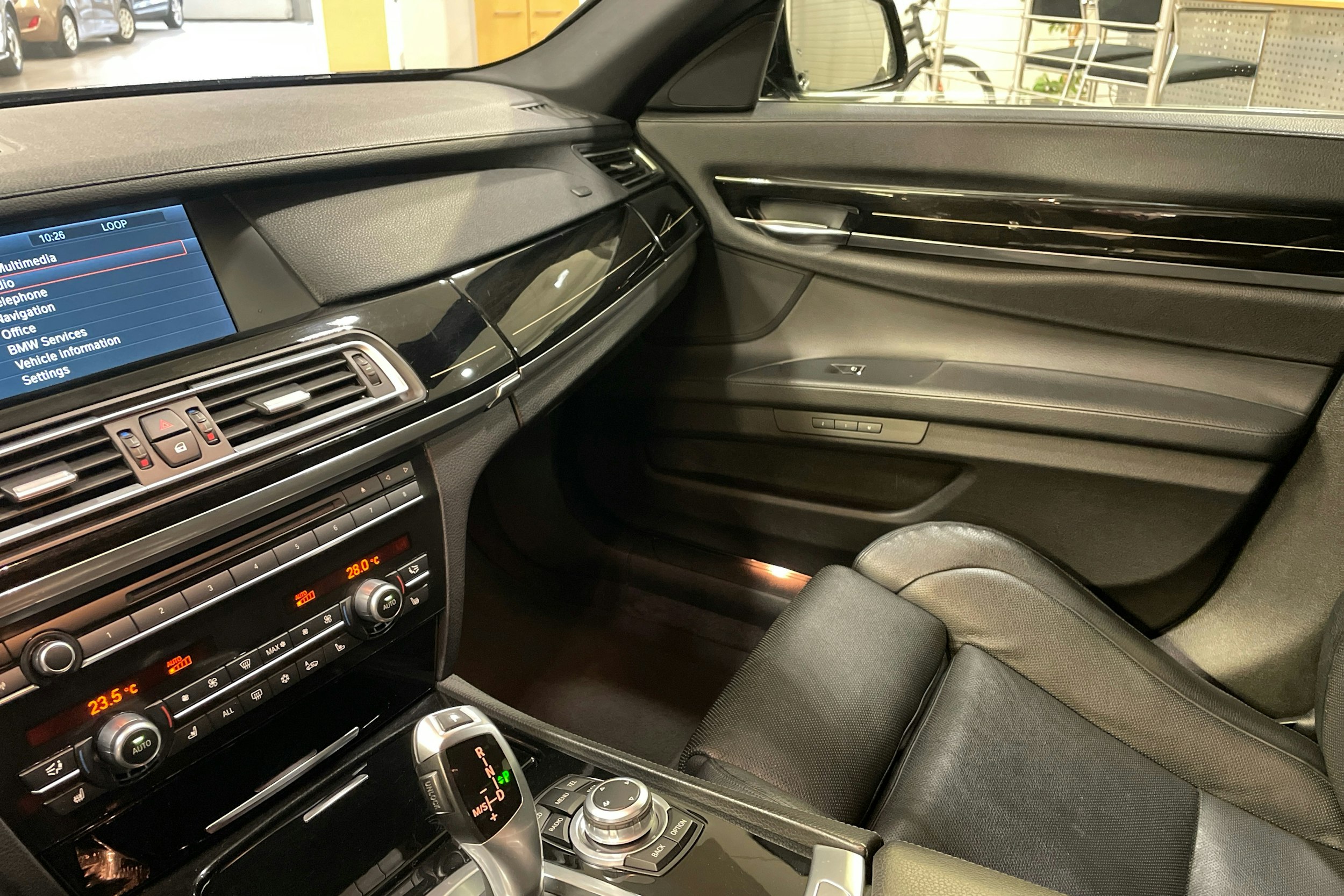 musta BMW 740 2010 kuva 29.