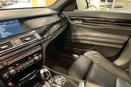 musta BMW 740 2010 kuva 29.