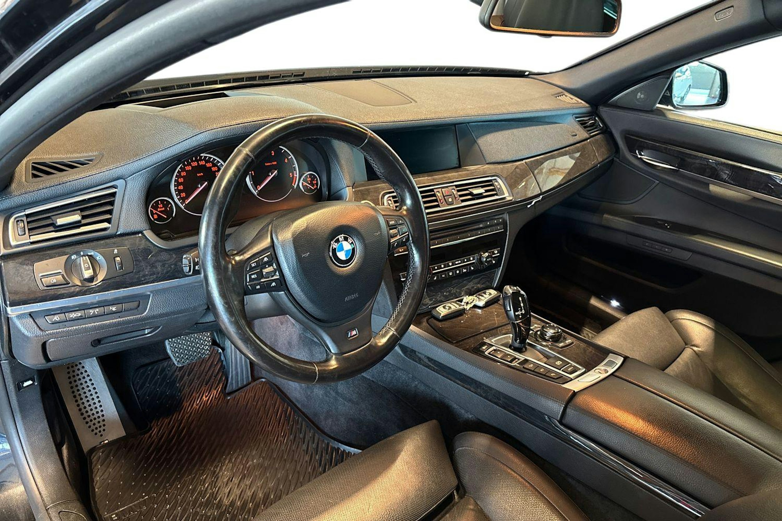 Musta BMW 740 2011 kuva 7.