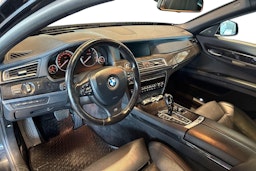 Musta BMW 740 2011 kuva 7.