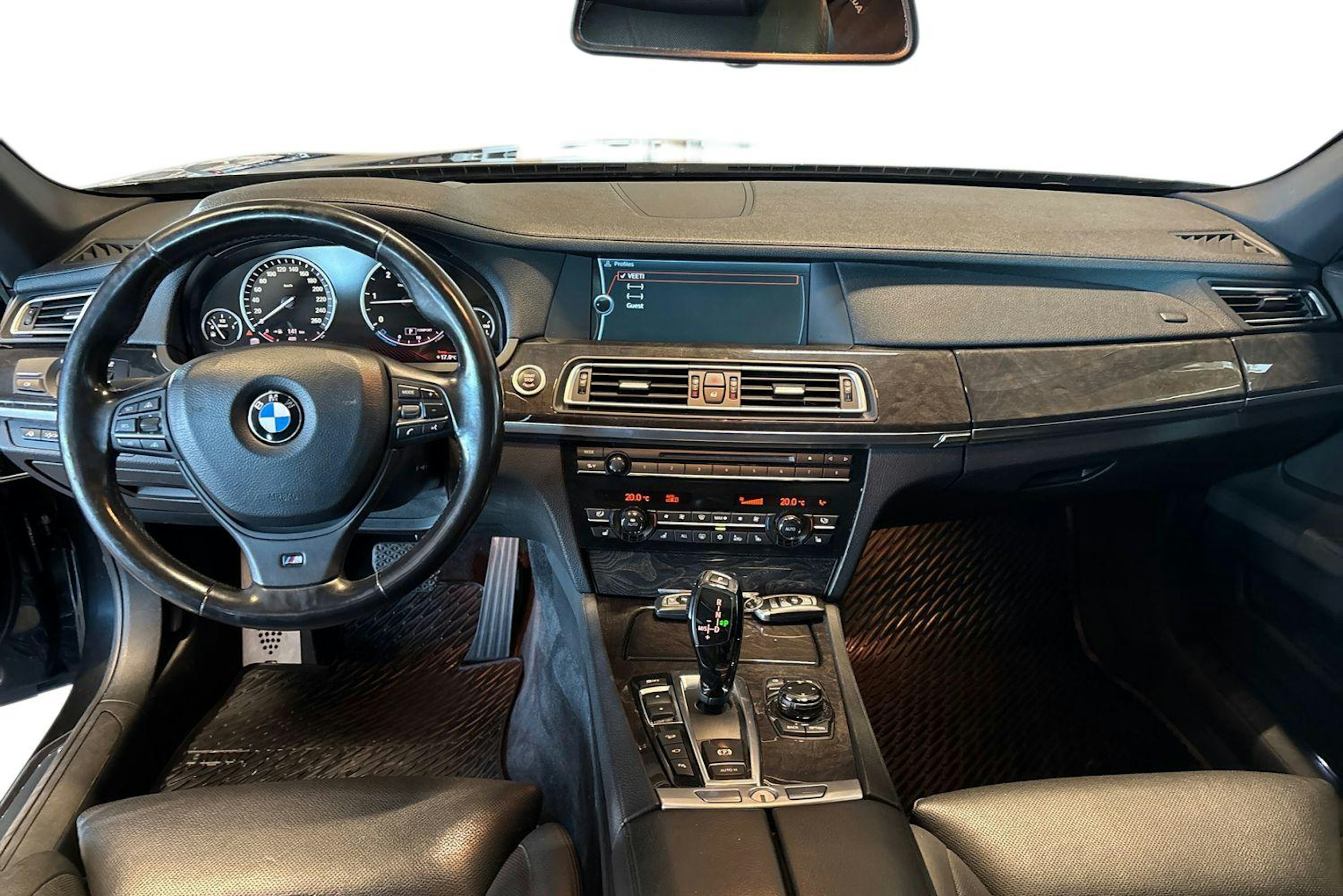 Musta BMW 740 2011 kuva 9.