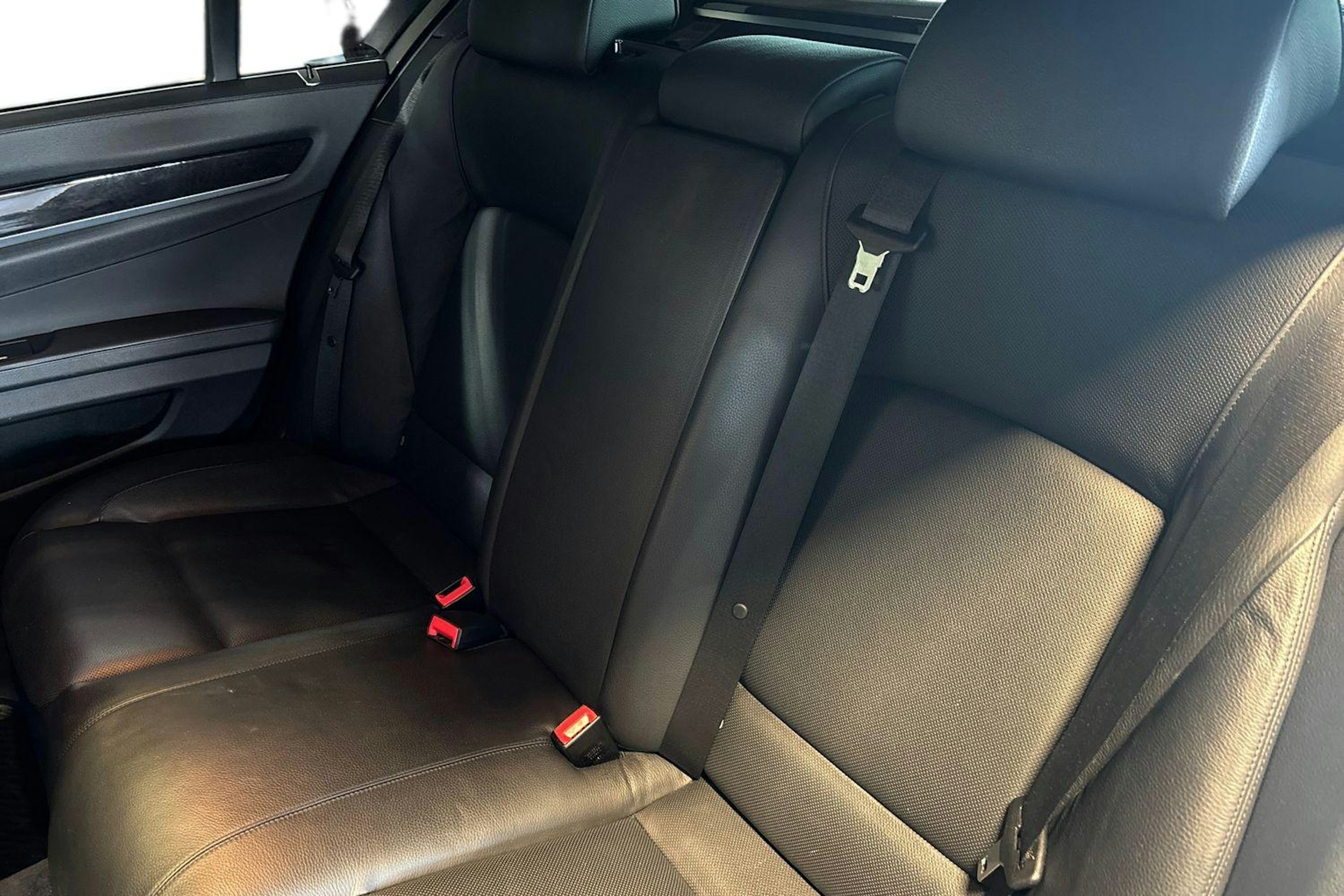 Musta BMW 740 2011 kuva 10.