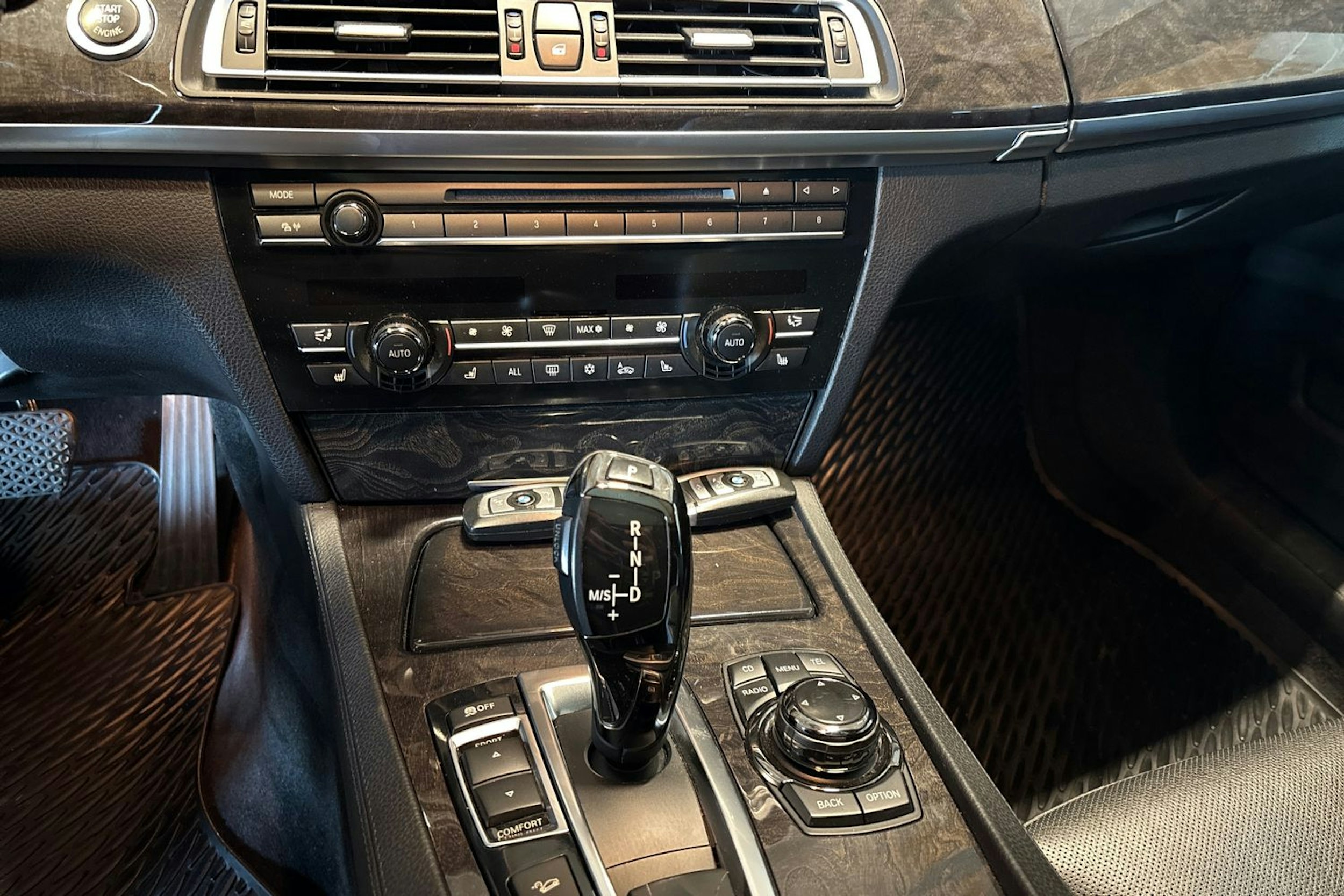 Musta BMW 740 2011 kuva 20.