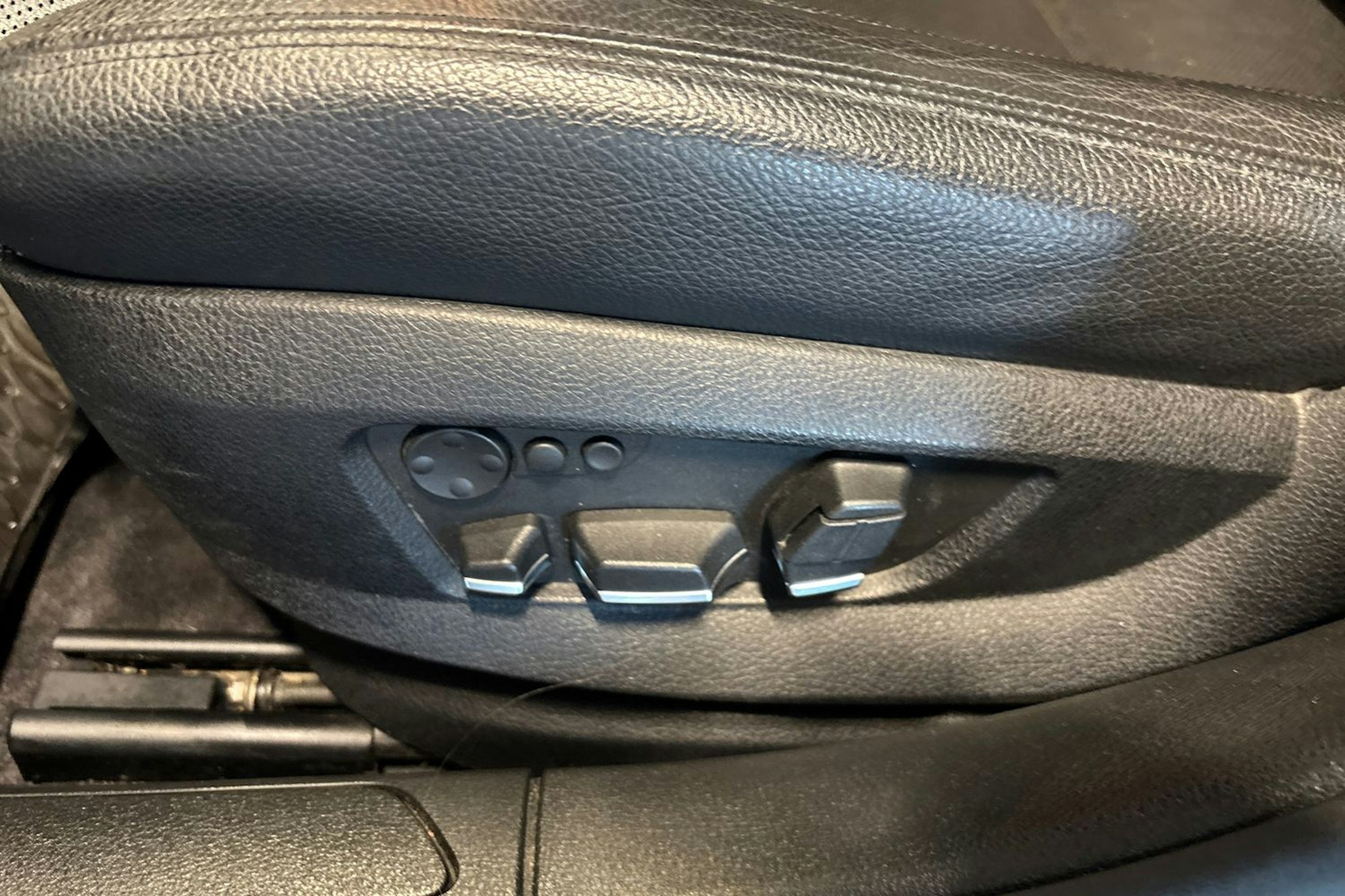 Musta BMW 740 2011 kuva 22.