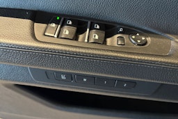 Musta BMW 740 2011 kuva 23.