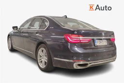 Sininen BMW 740 2017 kuva 2.